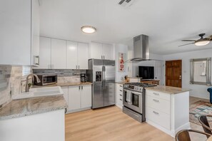 Microondas, horno, parrilla de estufa y lavavajillas