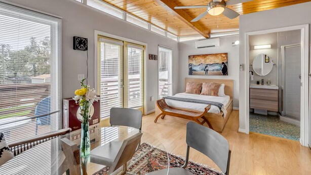 Une chambre spacieuse comprenant un lit, un bureau et un coin repas.