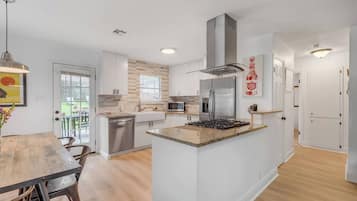 Micro-ondes, four, plaque de cuisson, lave-vaisselle