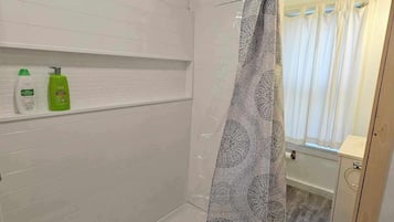 Douche, serviettes fournies, savon, shampoing