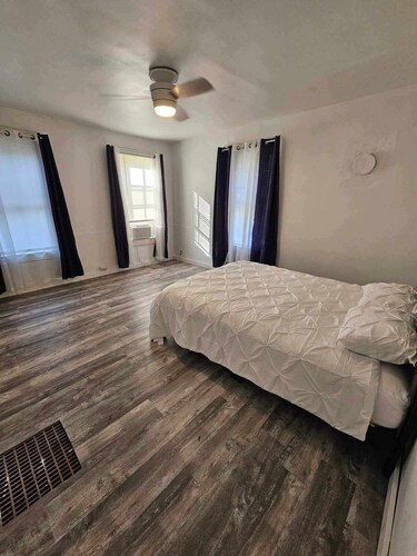 Spacious 2-bedroom with AC and WiFi in charming Canton near SLU and SUNY CANTON