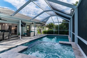 Una piscina al aire libre, una piscina climatizada