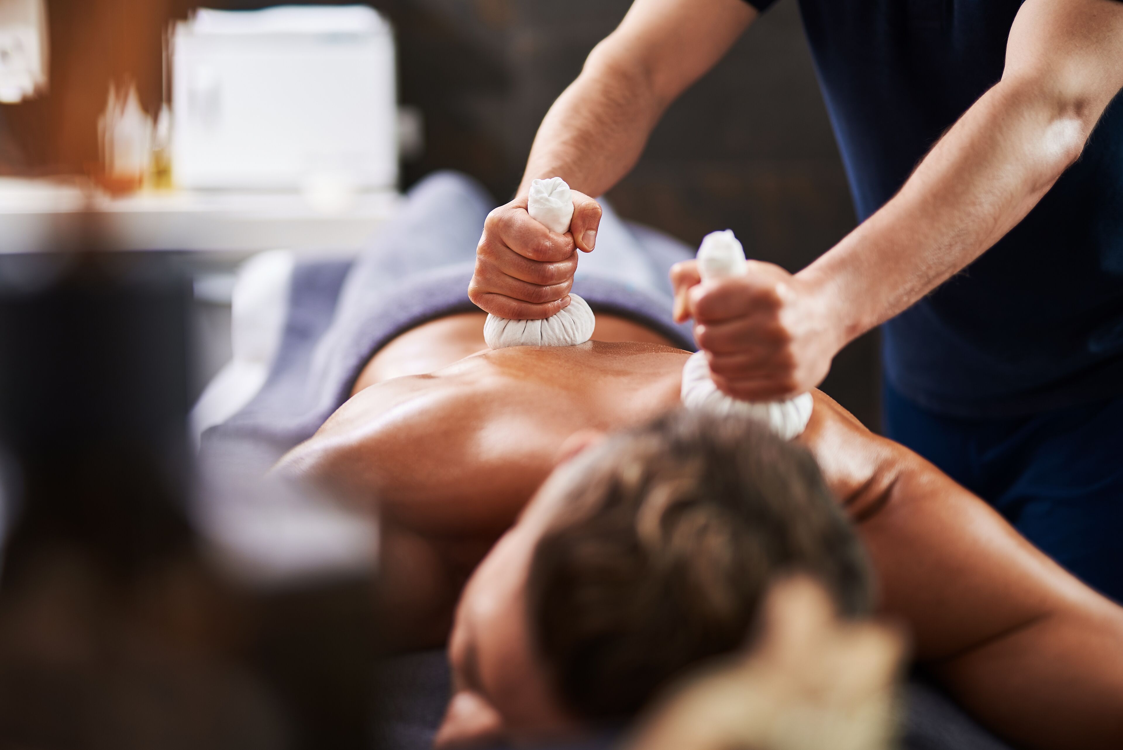 Una sesión de terapia de masajes en curso.