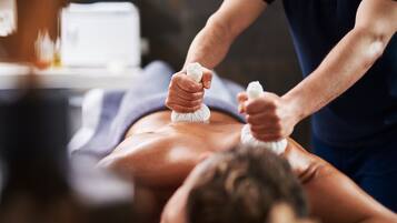 Una sesión de terapia de masajes en curso.