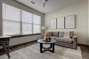 Smart TV - Landing | Beautiful 1BD, Pool, Gym (San Antonio)