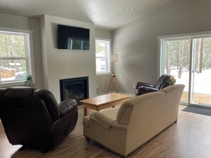 Smart TV, fireplace - 2 Bed, 1 Bath with Fireplace near snowmobile trails on WI River (Eagle River)