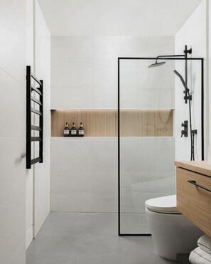 Bruser, hårtørrer, bidet, håndklæder