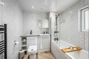 Dusj, hårføner, håndklær og såpe