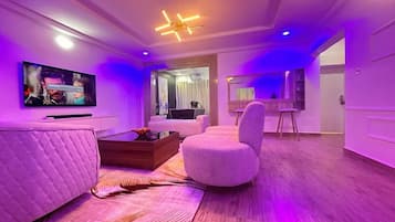 Habitación económica, balcón, vista a la ciudad | Área de sala de estar