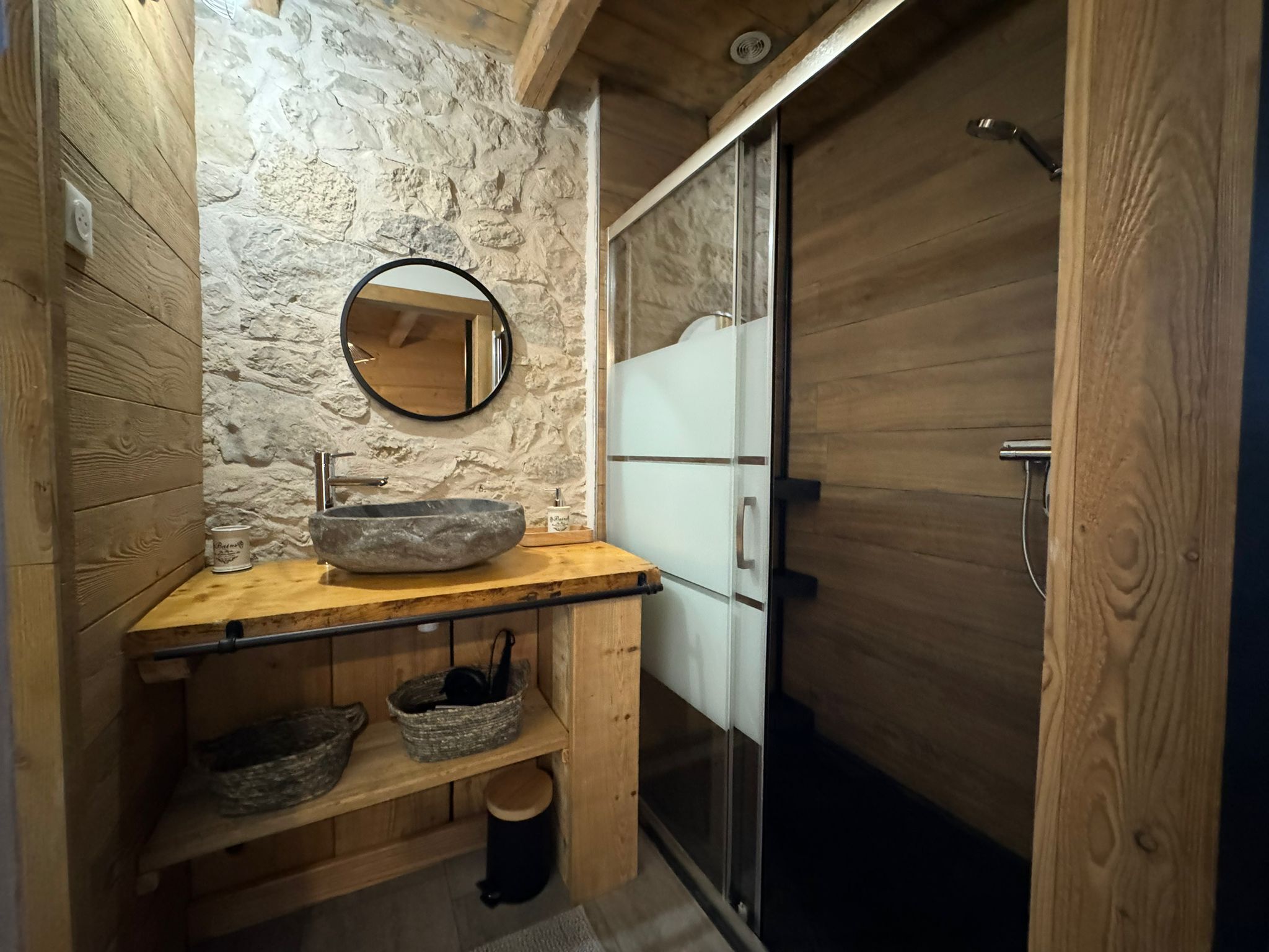 Regadera, secadora de cabello, papel de baño 
