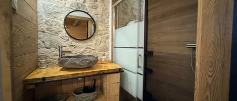 Douche, séchoir à cheveux, papier de toilette