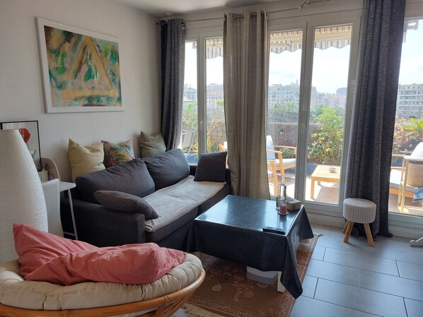 TV, DVD player, books - Beautiful, quiet, bright artist's apartment. South-facing terrace, air conditioning. (Marseille)