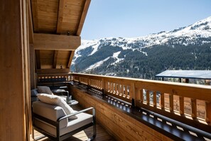 Property grounds - Wifi, 150m from ski slopes, 3rd floor, view mountain, terrace, fireplace or stove, tv, 242m² (Méribel - Les Allues)