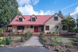 Front of property - MapleRidge House: A BnB For All Seasons! (Woodland)