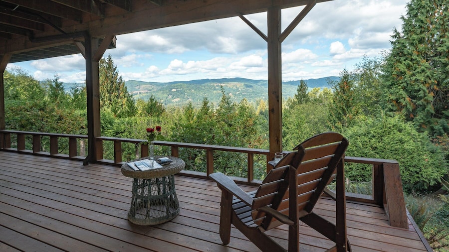 MapleRidge House: A BnB For All Seasons!