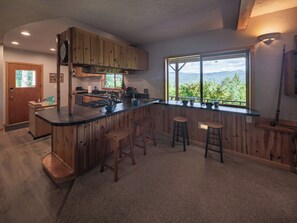 Een kinderstoel, keukenpapier