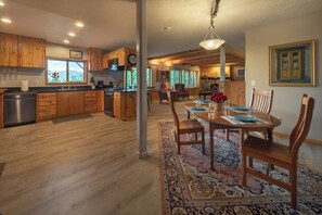 Interior detail - MapleRidge House: A BnB For All Seasons! (Woodland)