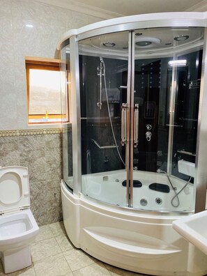 Executive suite, uitzicht op de stad | Badkamer met douche