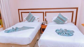 Tvåbäddsrum - utsikt mot staden | 1 sovrum, värdeförvaringsskåp på rummet och skrivbord