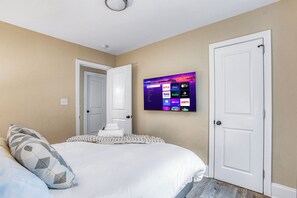 3 室のベッドルーム、デスク、アイロン / アイロン台、WiFi (無料)