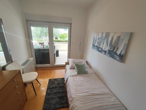 2 habitaciones, tabla de planchar con plancha, wifi y ropa de cama 