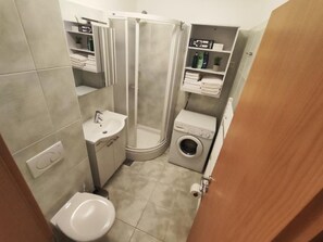 Shower, hair dryer, towels, soap - Apartment Sasa with terrace (Zadar)