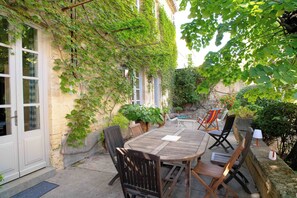 Outdoor dining - Harvesters' house (Aigues-Vives)