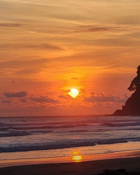 Beach - Private Studio, 90 seconds to the beach, with AC, WiFi, & Pool (Canton of Nandayure)