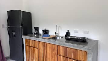KĂŒhlschrank, Ofen, Herdplatte, Wasserkocher mit Kaffee-/Teezubehör
