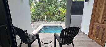 Private Studio, 90 seconds to the beach, with AC, WiFi, & Pool