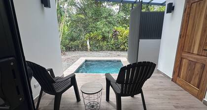 Private Studio, 90 seconds to the beach, with AC, WiFi, & Pool