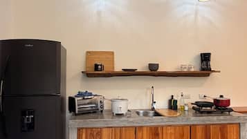 Frigorífic, forn, placa de cuina i cafetera i tetera