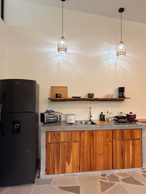 Fridge, oven, stovetop, coffee/tea maker