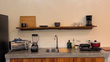 Frigorífico, horno, placa de cocina y cafetera o tetera