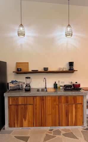 Geladeira, fogão, cooktop, cafeteira/chaleira