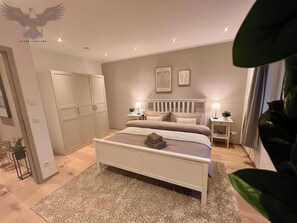 3 عدّة غرف نوم ومكواة/لوح كي وواي فاي وملاءات أسرّة