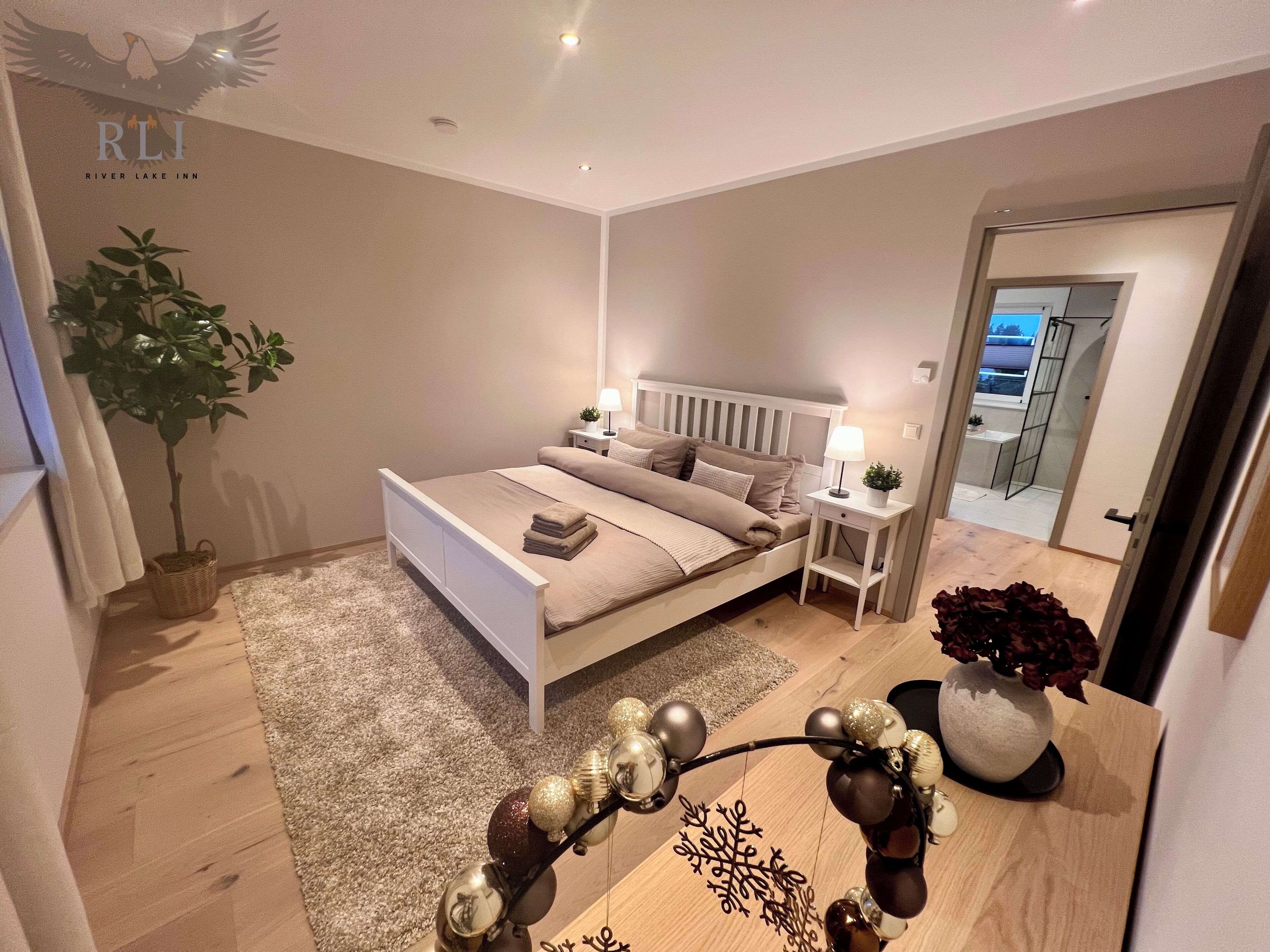 3 habitaciones, tabla de planchar con plancha, wifi y ropa de cama 