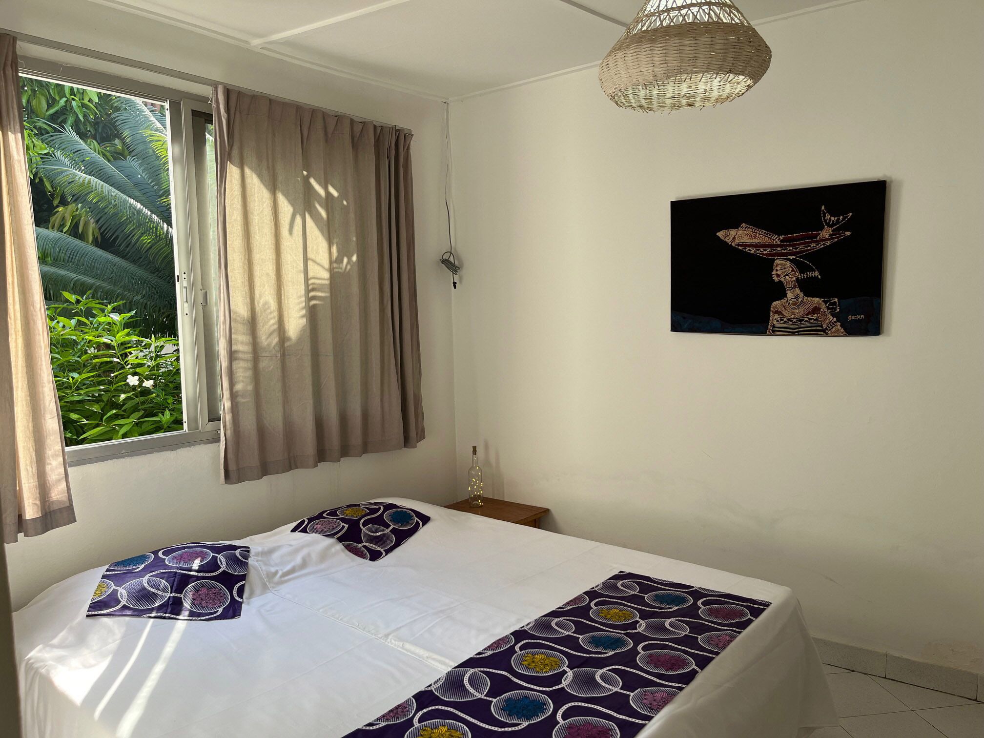 3 makuuhuonetta, tallelokero huoneessa, työpöytä, silitysrauta/-lauta