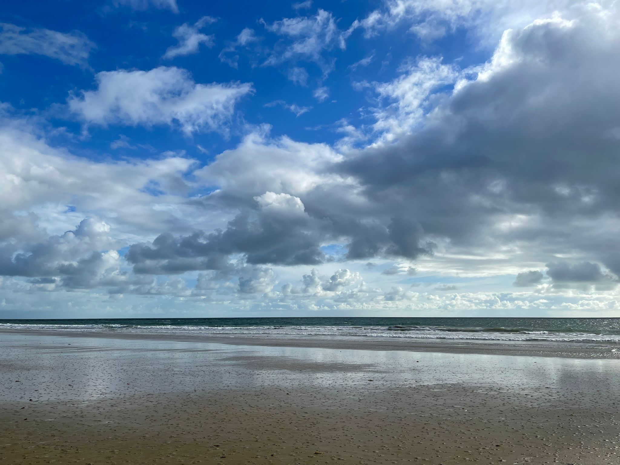 Rannalla, aurinkotuoleja