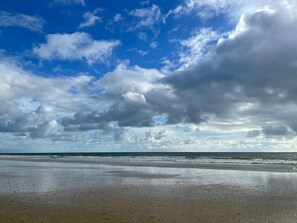 On the beach, sun-loungers - Lovely through-home, direct access to beach and ocean 🌊, Ideal family home (Cap Skirring)