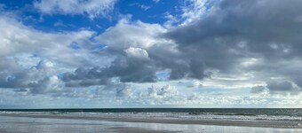 Lovely through-home, direct access to beach and ocean , Ideal family home