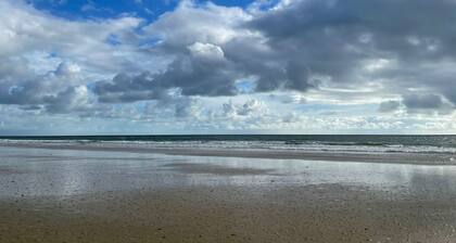 Lovely through-home, direct access to beach and ocean , Ideal family home