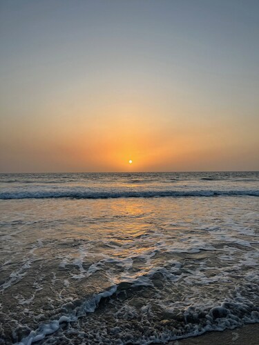 Lovely through-home, direct access to beach and ocean , Ideal family home