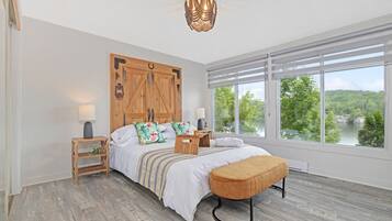 4 bedrooms, desk, iron/ironing board, WiFi