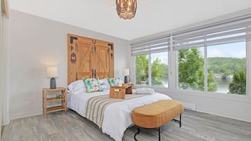 4 bedrooms, desk, iron/ironing board, WiFi