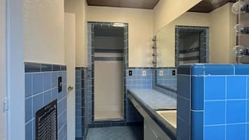 Secadora de cabello, toallas, jabón, papel de baño