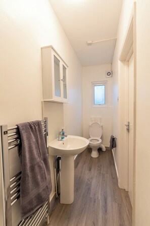 Dusche, Haartrockner, Handtücher, Toilettenpapier