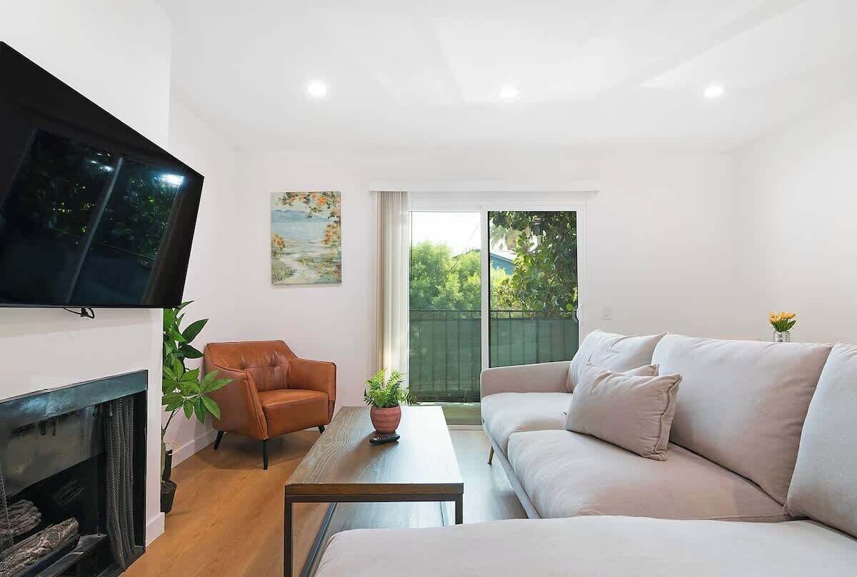 2BR + Bonus Room, Pool Access, Near Universal