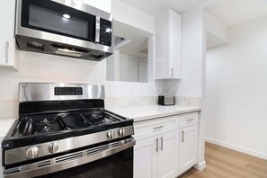 Geladeira, micro-ondas, fogão, cooktop