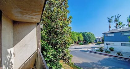 2BR + Bonus Room, Pool Access, Near Universal